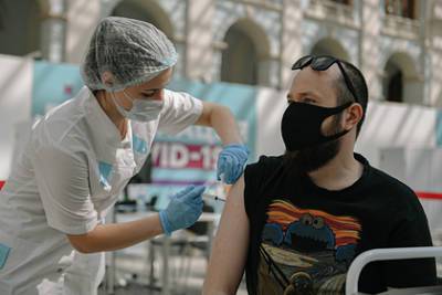 Виктор Ларичев - Вирусолог объяснил боли в руке после вакцинации от COVID-19 - lenta.ru - Москва