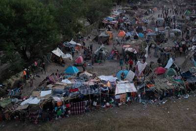 Джон Байден - В США призвали ввести режим ЧС из-за наплыва нелегальных мигрантов - lenta.ru - Сша - штат Техас - Мексика - Гаити