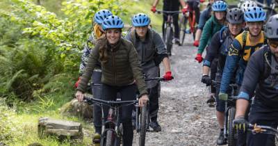 Кейт Миддлтон - Кейт Миддлтон прокатилась на горном велосипеде и спустилась со скалы: видео приключений герцогини - focus.ua - Украина - Англия