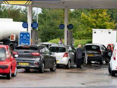 Британию охватил хаос из-за нехватки бензина: километровые очереди, драки - newsland.com - Англия
