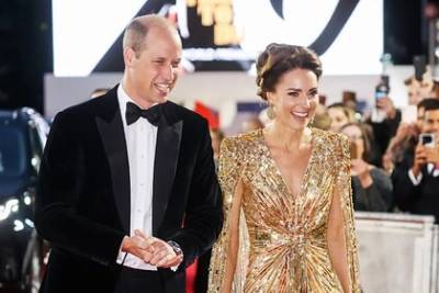 принц Чарльз - принц Уильям - Джеймс Бонд - Кейт Миддлтон - Кейт Миддлтон пришла на мировую премьеру «Бонда» в роскошном золотом платье - lenta.ru - Англия - Лондон