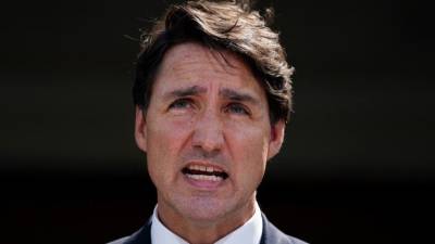 Джастин Трюдо - Недовольные избиратели забросали камнями премьер-министра Канады - 5-tv.ru - Канада
