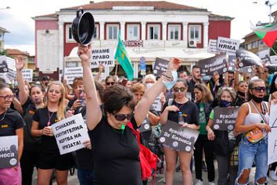 Сотни болгар вышли на протест против новых коронавирусных ограничений - lenta.ru - Болгария - София