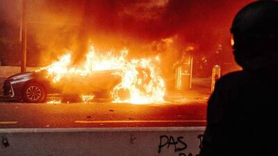 Во Франции хулиганы подожгли более 870 машин в новогоднюю ночь - iz.ru - Франция - Израиль