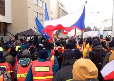 Властимил Валек - В Праге пожарные и полицейские вышли на митинг против обязательной вакцинации - vinegret.cz - Прага - Чехия