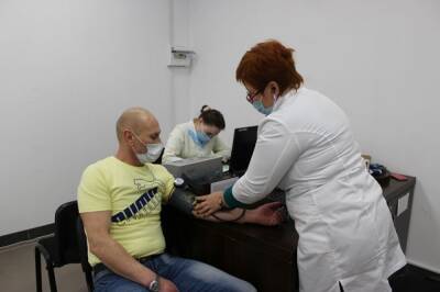 Дмитрий Песков - Максим Иванов - Песков заявил, что в России не отменят бесплатную вакцинацию от COVID-19 - aif.ru - Россия - Covid-19