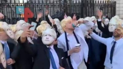 Борис Джонсон - Доминик Каммингс - В Лондоне устроили массовые танцы в масках премьер-министра страны - iz.ru - Англия - Лондон - Израиль