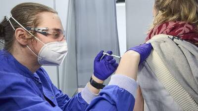 Карл Нехаммер - Австрия введет обязательную вакцинацию от COVID для лиц старше 18 лет - iz.ru - Вена - Австрия - Израиль - Covid-19