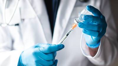 Карл Нехаммер - Обязательная вакцинация от COVID-19 в Австрии будет охватывать только жителей от 18 лет - russian.rt.com - Вена - Австрия - Covid-19