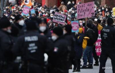 В Германии прошла волна протестов против COVID-ограничений - korrespondent.net - Украина - Германия