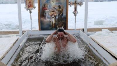 Кардиолог рассказала, для кого смертельно опасно окунаться в прорубь в Крещение - 5-tv.ru - Россия