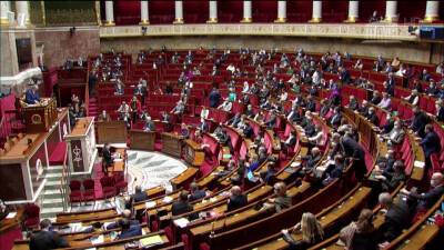 Парламент Франции после двух недель обсуждений принял в окончательном чтении закон о вакцинных пропусках - 1tv.ru - Франция - Чехия - Covid-19