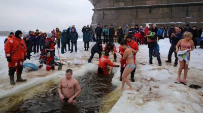 Смольный на фоне катастрофических ковид-антирекордов зазывает горожан на крещенские купания без QR-кодов - neva.today - Санкт-Петербург