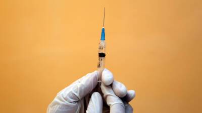 Более половины участников исследования COVID-вакцины для подростков получили первый компонент - mir24.tv - Москва