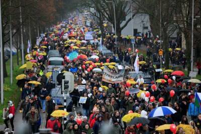 Полиция Нидерландов разогнала тысячи людей,что протестовали против карантинных мероприятий - unn.com.ua - Украина - Киев - Голландия - Амстердам