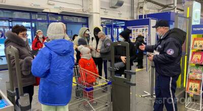 Как прошел первый день ограничений в гипермаркетах: возмущенные чебоксарцы и очереди на входе - pg21.ru - республика Чувашия - Чебоксары