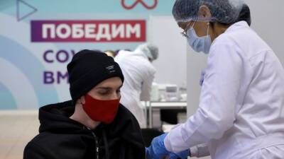 Михаил Мурашко - Виктор Ларичев - В России более 70% взрослого населения вакцинировались от коронавируса - 5-tv.ru - Россия - Covid-19
