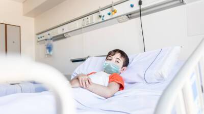 В Санкт-Петербурге за неделю госпитализировали 246 детей с коронавирусом - russian.rt.com - Санкт-Петербург - Covid-19