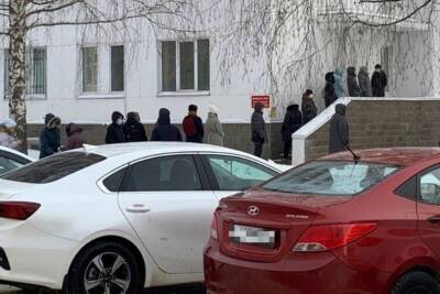 В Уфе возле поликлиник возникли огромные очереди до улицы - ufacitynews.ru - Уфа - республика Башкирия