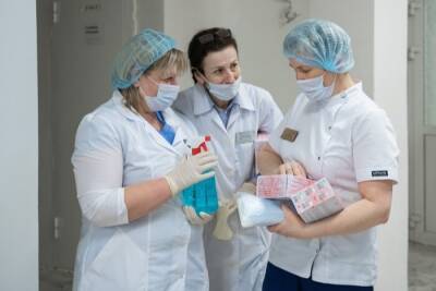 Власти Хакасии продлили региональные выплаты медикам за работу с пациентами с COVID-19 - interfax-russia.ru - республика Хакасия - Абакан