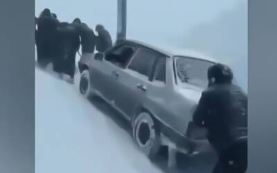 Женщины затащили в гору застрявшую в снегу машину - zr.ru - республика Дагестан