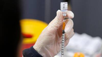 Четвертая прививка для всех: как больничные кассы Израиля нарушают правила - vesty.co.il - Израиль