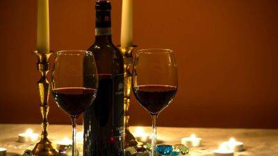 Защищает не только от COVID-19: 5 мифов о красном вине, в которые вы верили - 24tv.ua - county Frontier