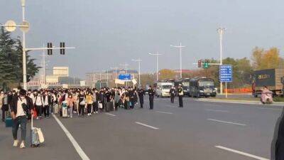Китай: сотрудники завода Foxconn массово бежали из-за карантина - ru.euronews.com - Китай - Чжэнчжоу