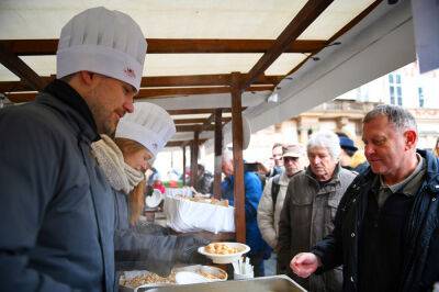 В Сочельник в центре Праги всех желающих бесплатно угостят рыбным супом - vinegret.cz - Прага - Чехия