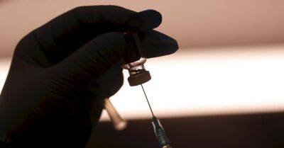 За смерть еще одного жителя после вакцинации от Covid-19 государство заплатит 142 290 евро - rus.delfi.lv - Латвия
