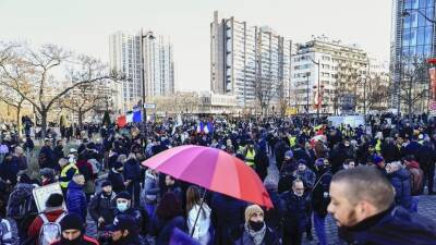 В Париже проходят протесты против мер по борьбе с COVID-19 - russian.rt.com - Париж - Covid-19