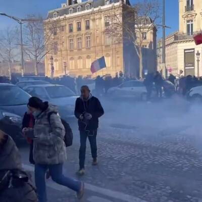 В Париже начались столкновения полиции и участников мирной акции "Конвой свободы" - radiomayak.ru - Канада - Париж