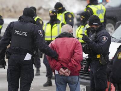 Полиция задержала протестующих, оставшихся у моста на границе США и Канады - unn.com.ua - Франция - Украина - Сша - Канада - Киев - Голландия - Новая Зеландия - Оттава
