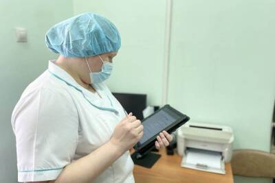 Мобильным инфекционным бригадам в Новосибирске выдали планшеты для работы - novos.mk.ru - Новосибирск - Новосибирская обл.