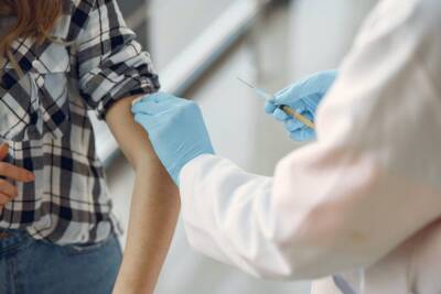 У подростков в США заметили осложнение после прививки от ковида - abnews.ru - Сша - Covid-19