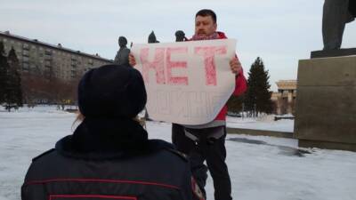 Сергей Фургал - В Хабаровске полицейские задержали участников антивоенных пикетов - svoboda.org - Хабаровск