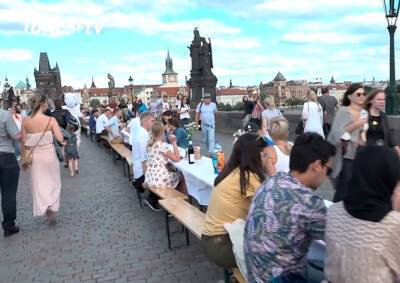 Сотни пражан поужинали за праздничным столом на Карловом мосту: видео - vinegret.cz - Прага - Чехия