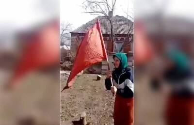 Дмитрий Рогозин - «Роскосмос» нанесет изображение бабушки, которая вышла к украинским военным с советским флагом, на одну из ракет - ont.by - Украина - Белоруссия