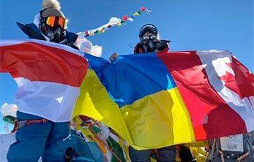 Белоруска подняла бело-красно-белый флаг на вершину Эвереста - charter97.org - Белоруссия