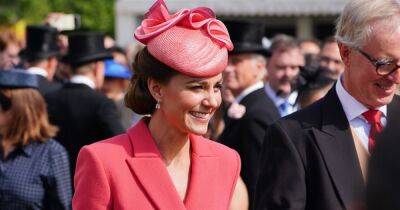 принц Уильям - королева Елизавета - Кейт Миддлтон - Ярче всех! Кейт Миддлтон выгуляла новое платье-пальто на садовой вечеринке - focus.ua - Украина - Англия