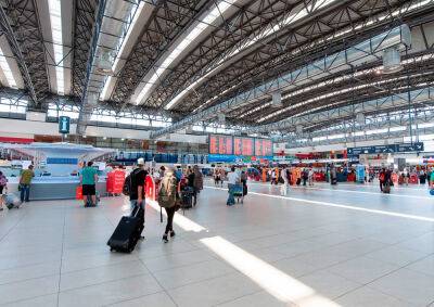 Пражский аэропорт попросил пассажиров приезжать за 2,5 часа до вылета - vinegret.cz - Прага - Чехия