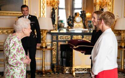 Елизавета II (Ii) - принц Чарльз - Елизавета Королева - Королева Елизавета вручила награды медикам - korrespondent.net - Украина - Англия