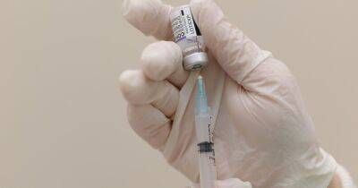 Великобритания одобрила вакцину сразу от двух штаммов коронавируса - focus.ua - Украина - Англия