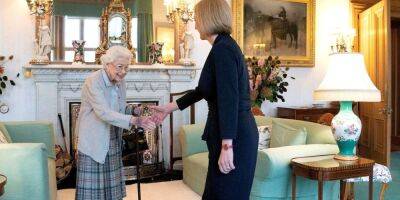Елизавета II (Ii) - Лиз Трасс - «Выглядит ужасно». Сеть обеспокоил синяк на руке королевы Елизаветы на встрече с Лиз Трасс - nv.ua - Украина - Англия - New York - Лондон