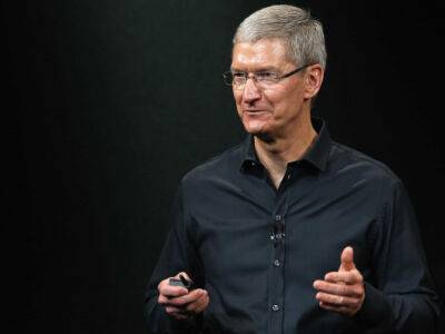 Тим Кук - Директору Apple Тиму Куку сократили годовую зарплату более чем на 40% - unn.com.ua - Украина - Сша - Киев